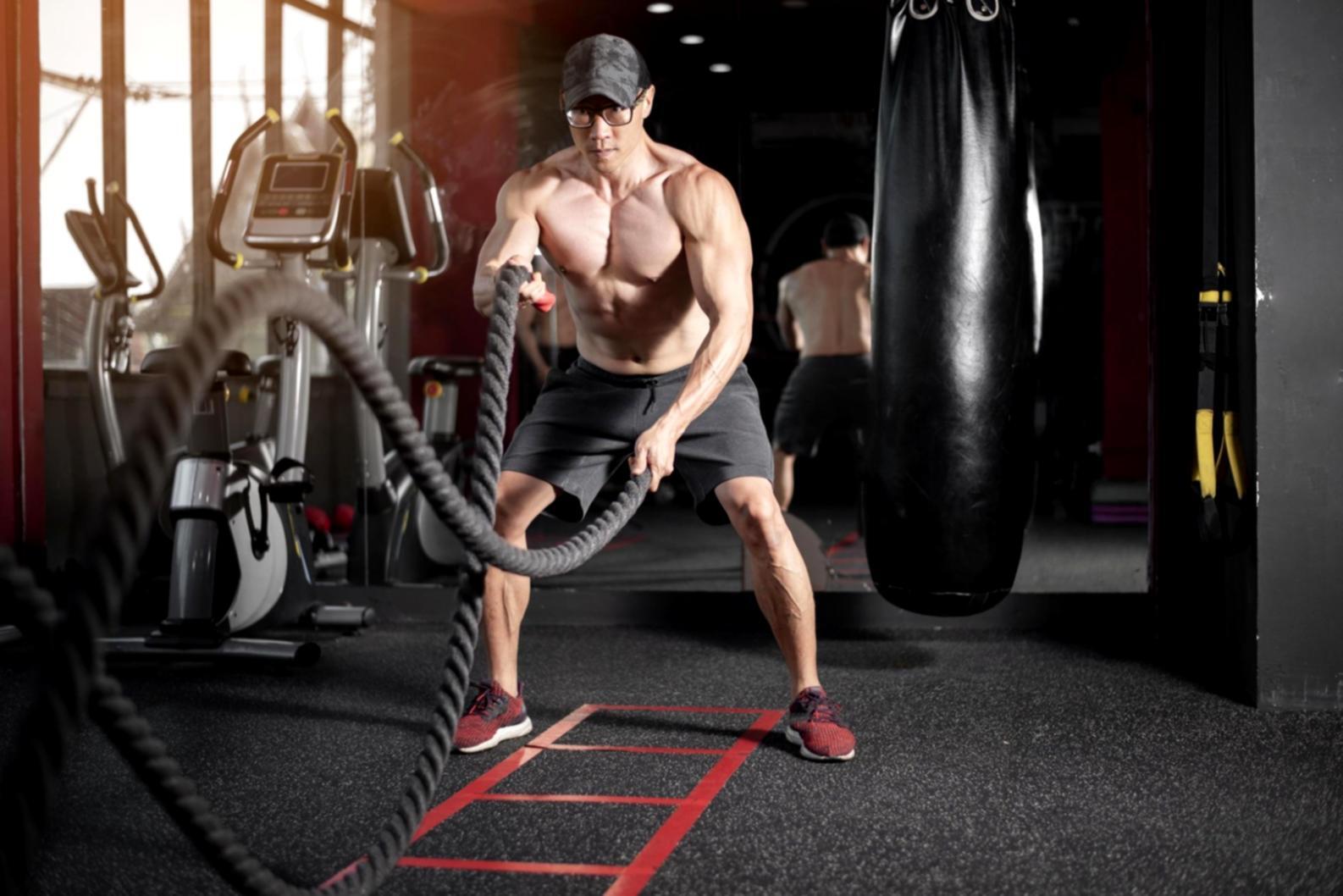 Тренировочный зал с перекладинами для подтягиваний