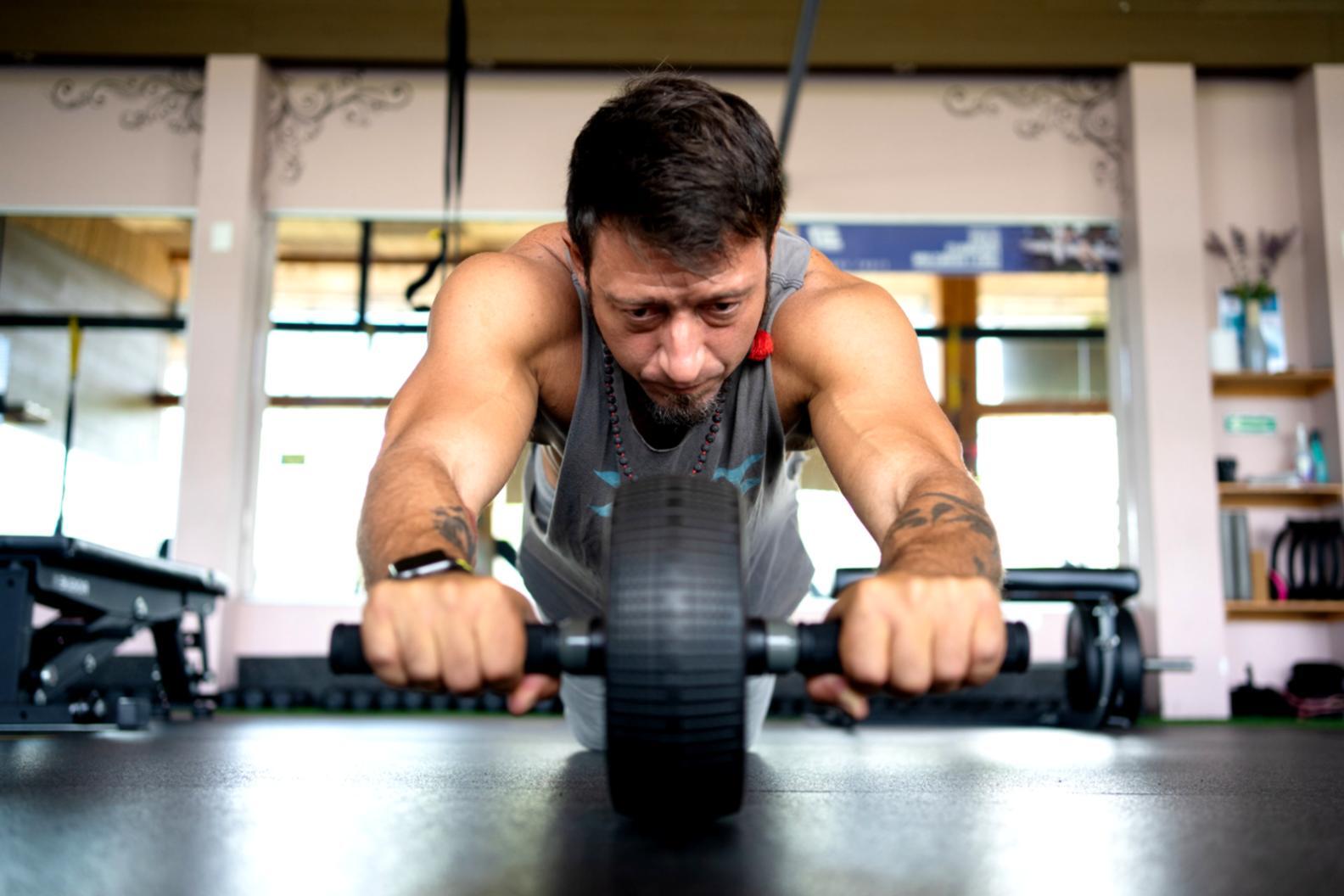 Тренировка подтягиваний в зале кроссфита